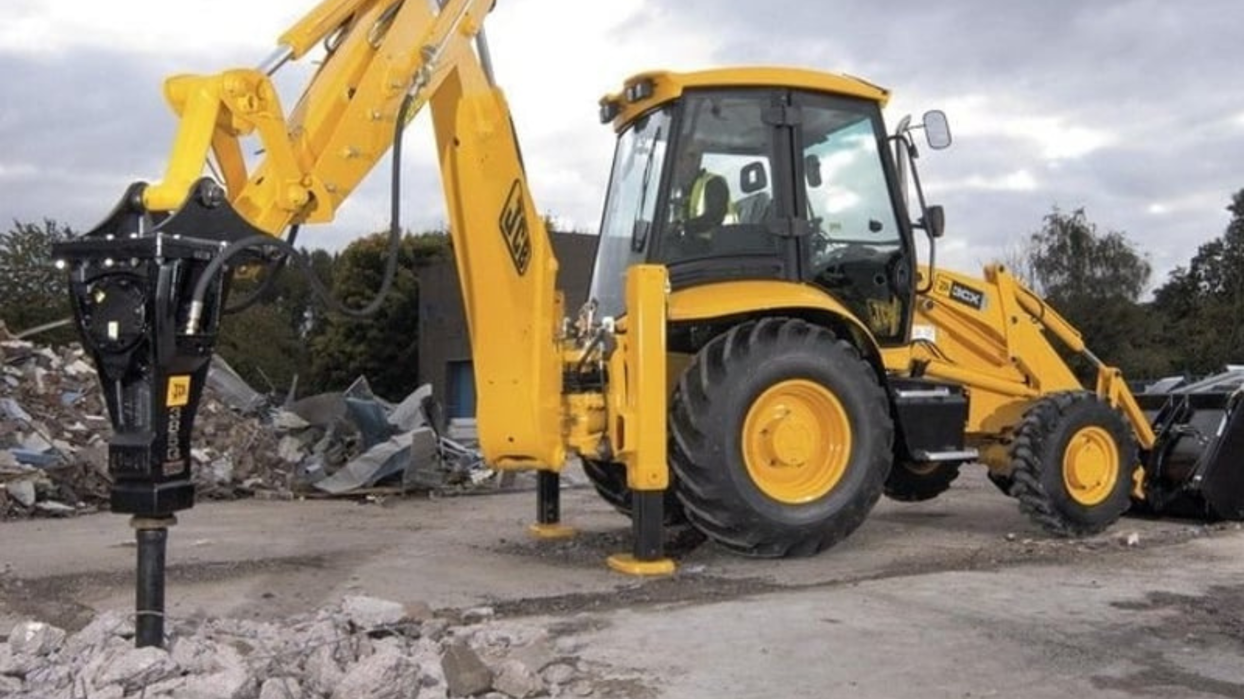 Аренда экскаватора-погрузчика с гидромолотом